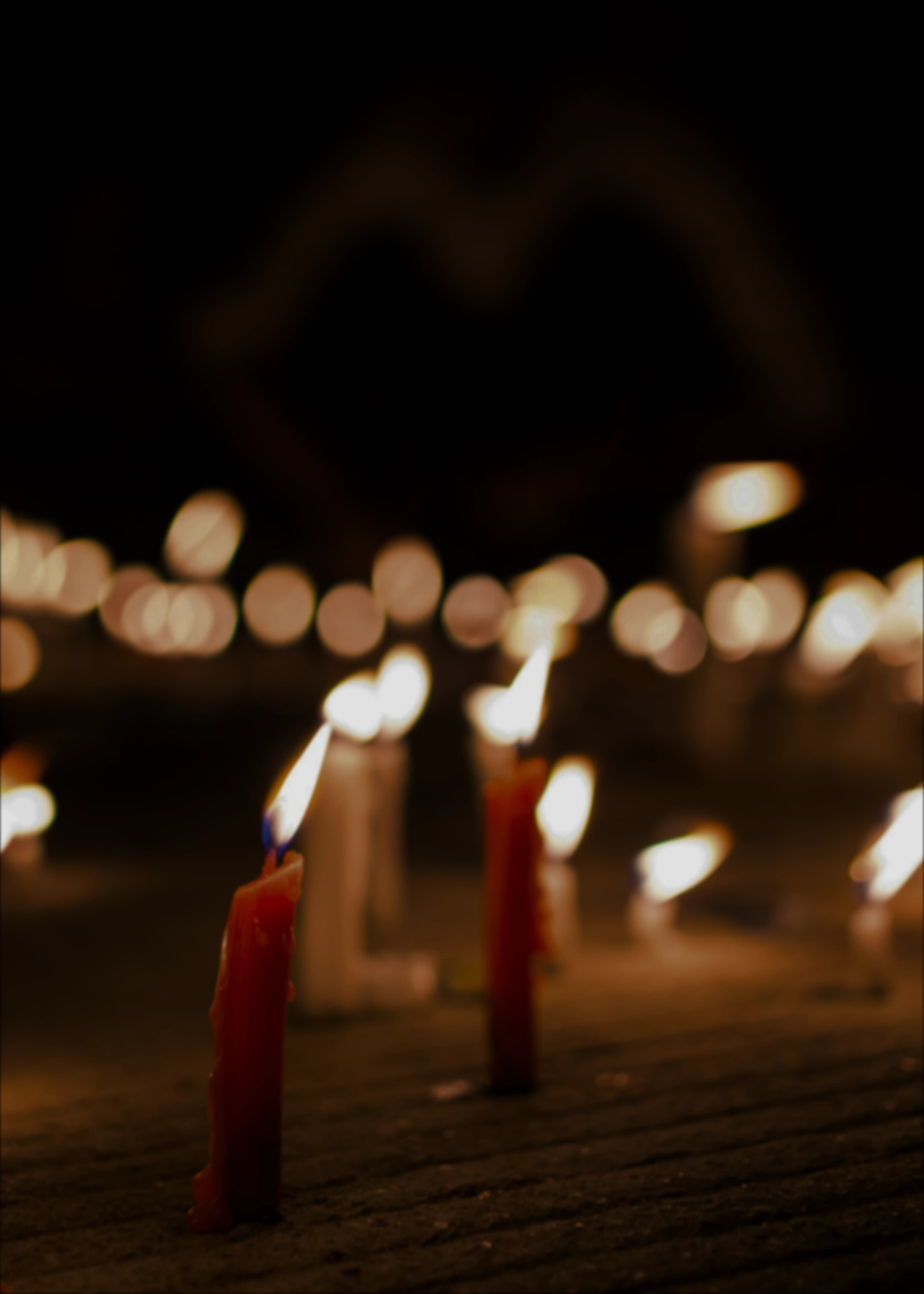 Velas acesas em uma homenagem